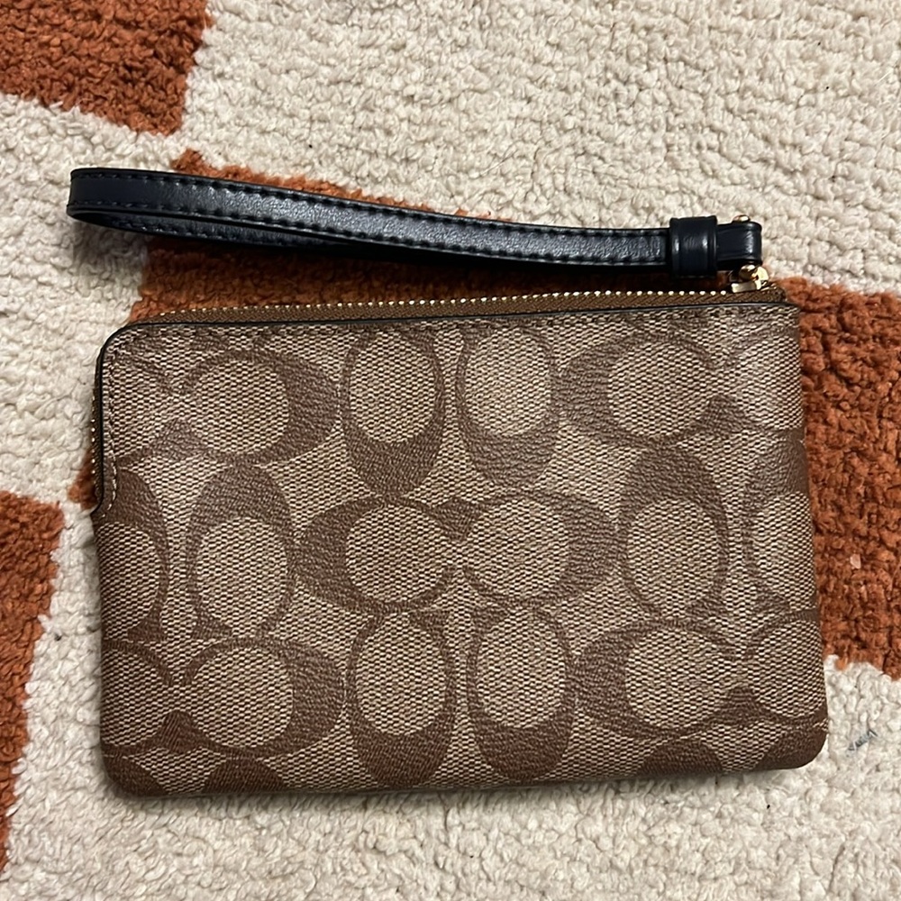 NWOT COACH corner zip wristlet. - Picture 2 of 3